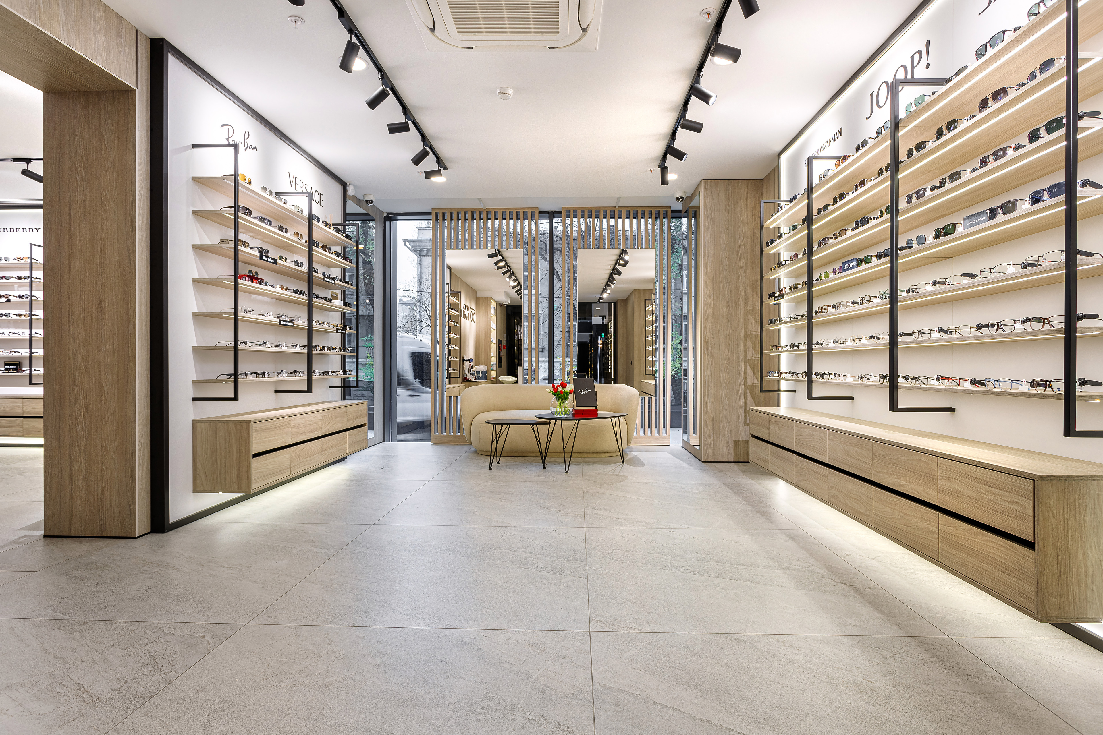Interior boutique cu vitrine din lemn, lounge și ferestre ample